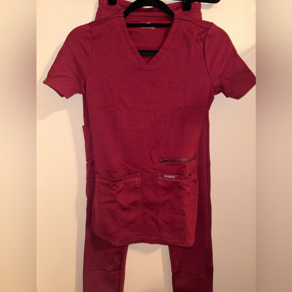 JAANUU Scrub set